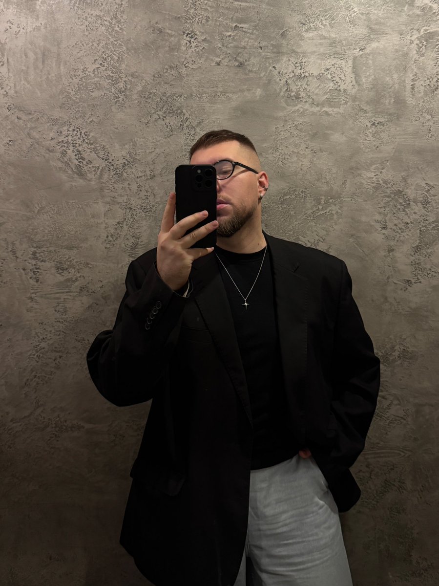 volodingram's tweet image. Ношу оверсайзи, щоб ви не бачили як стрімко я худну🤭