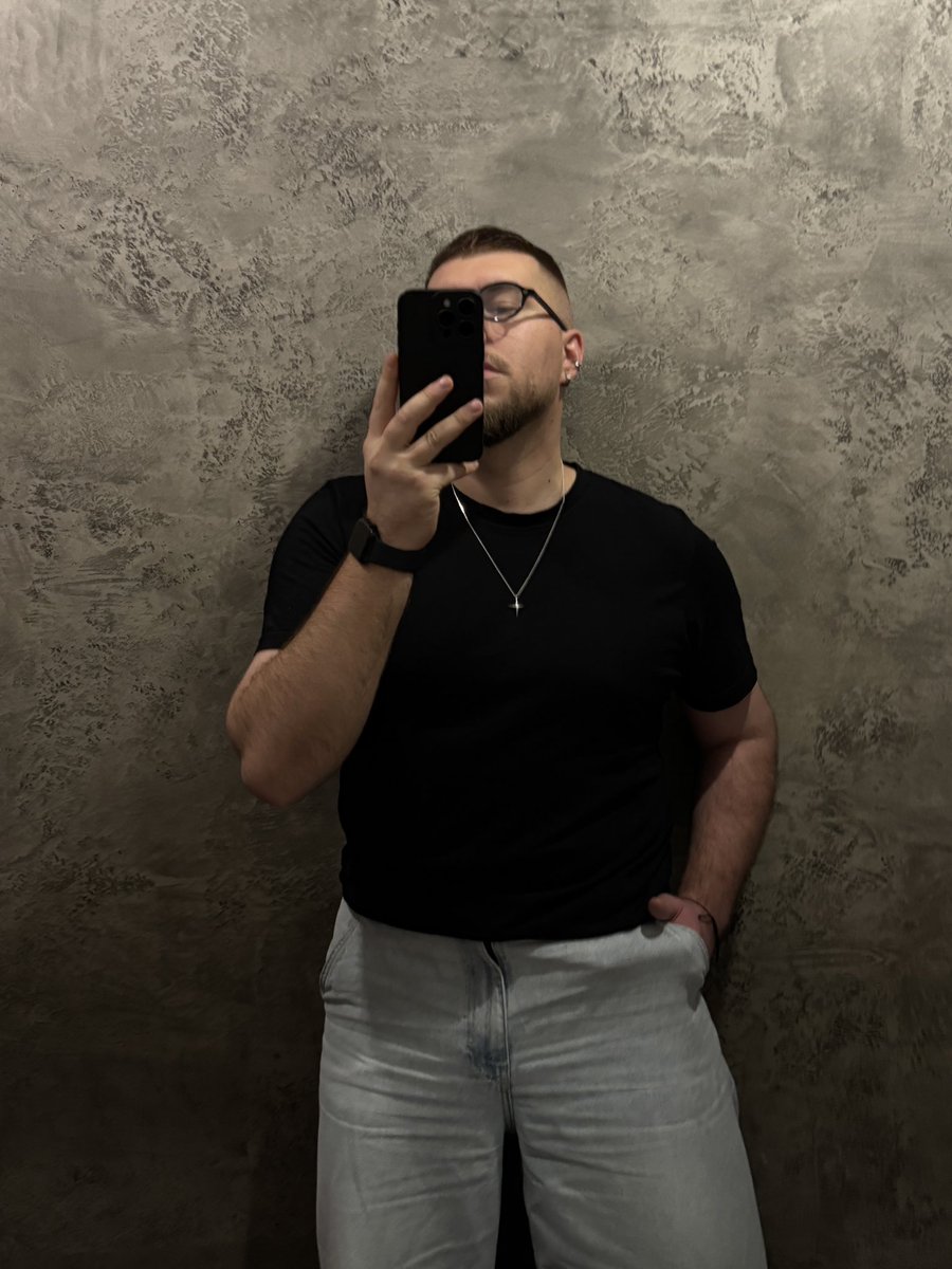 volodingram's tweet image. Ношу оверсайзи, щоб ви не бачили як стрімко я худну🤭