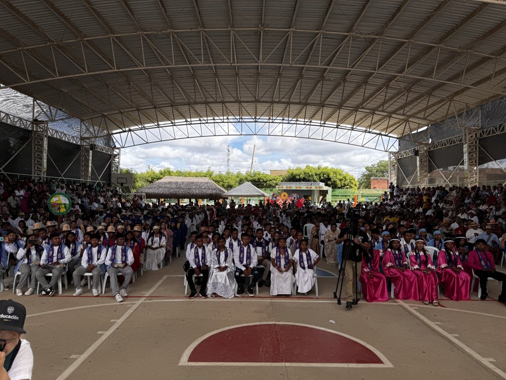 DanielRMed's tweet image. Hoy en Uribia, La Guajira, asisto al grado de bachiller de 395 jóvenes de 48 colegios que no llegaban a grado once. Son la primera generación de bachilleres de zonas rurales de Albania,, Dibulla, Fonseca, Maicao, Manaure y Uribia.

Antes eran expulsados del sistema u obligados y…