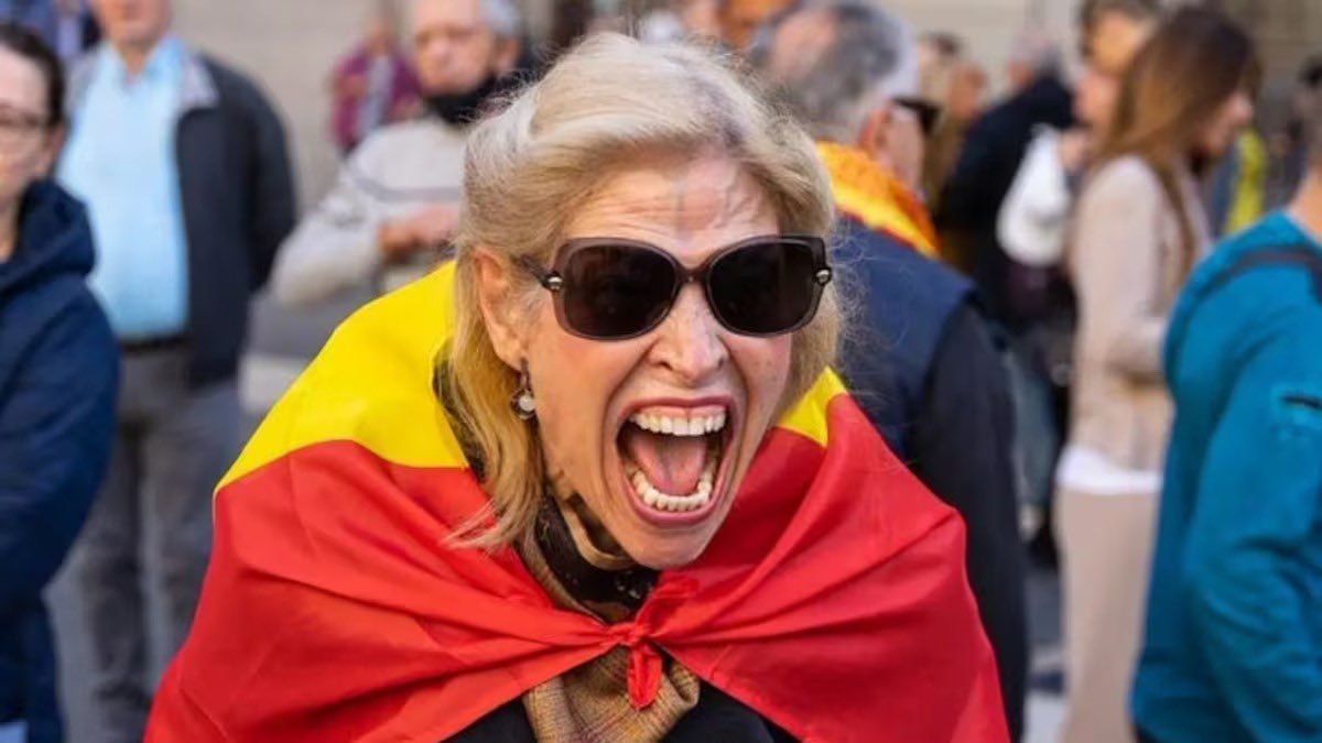 Medio siglo después de la muerte de Franco, llegamos al #20N en manos de los nostágicos del régimen

Esta no es democracia para los equidistantes, sino para quienes ponen el grito en el cielo y, en la tierra, los actos. 

Defender la democracia, señoras y señores, no entiende de