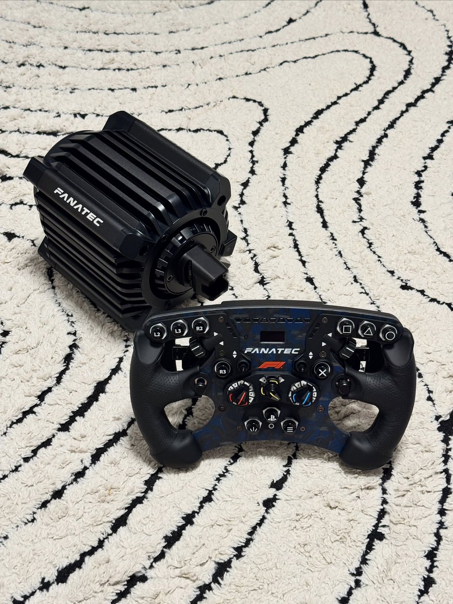 fanatec's tweet image. Congrats to koninorama via IG on their new ClubSport Racing Wheel F1! 🎉

Love the unique blue forged carbon finish on this wheel 😍