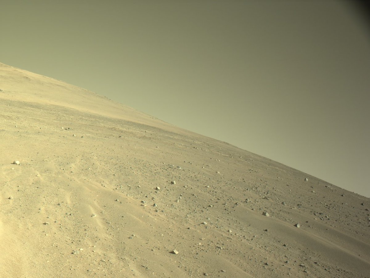 makook_club2's tweet image. في أحدث لقطة من سطح المريخ، الغبار الذهبي فوق كثبان هادئة،  
يهمس لنا: «أنا أكثر من مجرد صخرة، أنا قصة لم تُحكَ بعد». 
🔴🚀 #Mars #ناسا #استكشاف_الفضاء