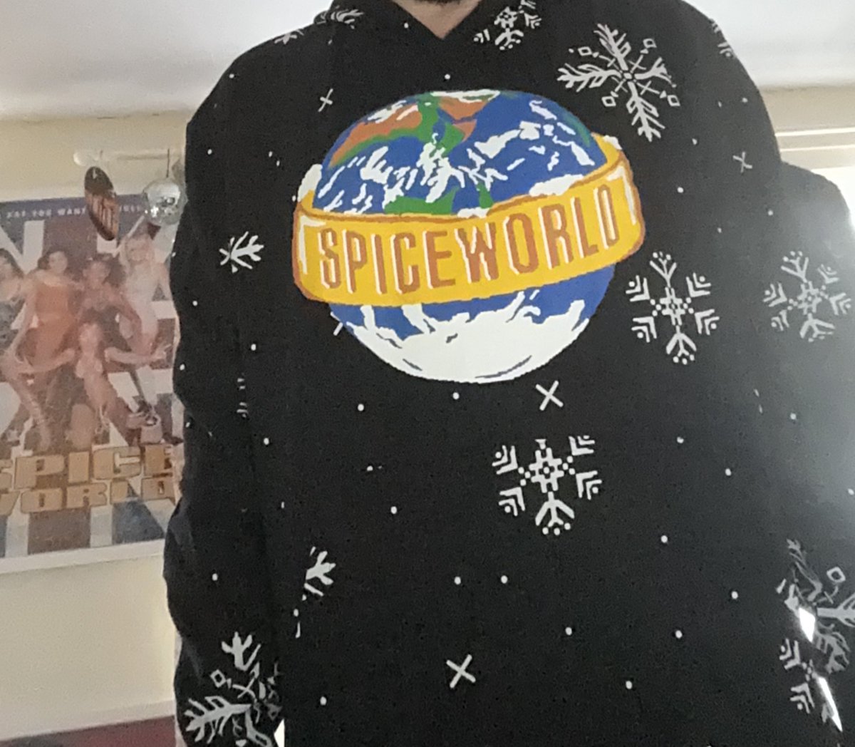 Spickles69's tweet image. Yaaaaay
Spicey Christmas!!!!
Thank you @Chris_Stroud for the ends up on the hoodie!

#spicegirls #forever25 @SpiceGirlfanUK #SpiceClub #spiceworld 

SO AWESOME 🤩