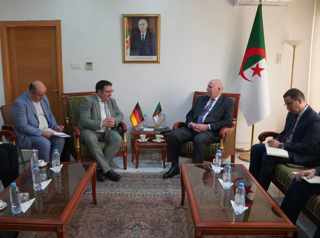 Algerie_aps's tweet photo. #Industrie
#Bachir 🇩🇿 reçoit le secrétaire d'Etat au ministère de l'Economie, du Développement régional et de l'Energie du Land allemand de Bavière 🇩🇪 

🔗https://t.co/97lRn62C1K https://t.co/eT2myYauiy