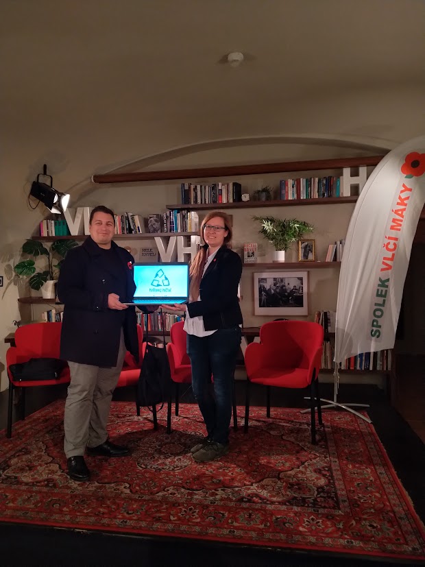 spolek_vlcimaky's tweet photo. Na nedávném setkání "Hrdinky, o kterých se nemluví" jsme dostali krásný dar: Kuba z Iniciativa Potřebnej počítač @PPocitac předal notebook pro našeho veterána Pavla 💻
Pavel potřeboval model s opravdu velkým displejem, aby na něj dobře viděl. Kuba ho sehnal a připravil tak, aby Pavlovi mohl sloužit jako jeho hlavní kontakt se světem.

Není to navíc poprvé, kdy nám Kuba pomohl: v červnu vybavil notebookem i studující děti z rodiny afghánského tlumočníka AČR 👩‍🎓

A není to ani první pomoc pro Pavla — společně jsme už řešili bezbariérovou koupelnu, polohovací postel a sbírku na bezbariérový vůz 🚗 A s ním souvisí naše prosba na vás 🫵🙏
Protože se kupoval ojetý Renault a Pavel s ním jezdí už rok a půl, bude nutné provést pár oprav 🔧 couvací čidla, větrák topení, klimatizace, výměna oleje v převodovce, kontrola spojky a brzd. Plus by Pavel moc ocenil montáž zadní parkovací kamery, aby měl jistotu, že může bezpečně vyndat invalidní vozík 🦽

Pokud je mezi našimi podporovateli někdo, kdo rozumí autům — nebo jsou mezi námi veterány mechanici — budeme za pomoc moc vděční.
Stačí se nám ozvat do zpráv.

Děkujeme Kubovi, děkujeme vám ❤️🌺

#vlčímáky #vlcimaky #armyhelp #bezbarier #pomahamehrdinum #sluzebniurazy