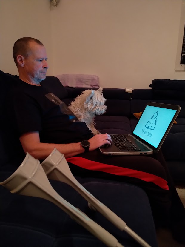 Na nedávném setkání "Hrdinky, o kterých se nemluví" jsme dostali krásný dar: Kuba z Iniciativa Potřebnej počítač <a href="/PPocitac/">Iniciativa Potřebnej počítač</a> předal notebook pro našeho veterána Pavla 💻
Pavel potřeboval model s opravdu velkým displejem, aby na něj dobře viděl. Kuba ho sehnal a připravil tak, aby