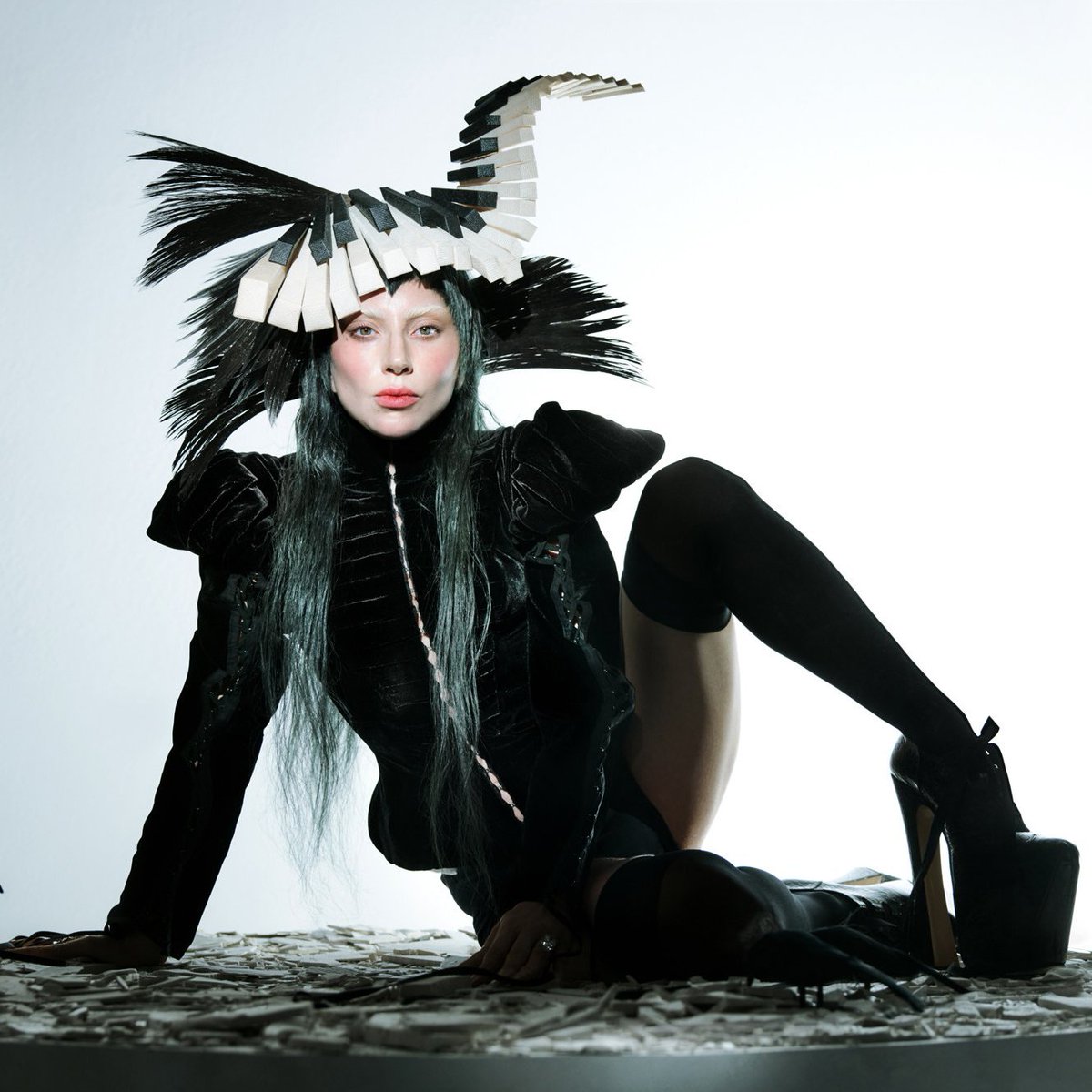 O cantor italiano Eros Ramazzotti, dono do hit “Cose Della vita”, citou Lady Gaga como sua colaboração dos sonhos em uma recente entrevista. 🇮🇹

“Eu me ajoelharia sobre grãos de bico para fazer um dueto com a Lady Gaga, eu vi o último show dela em Milão e foi incrível.”