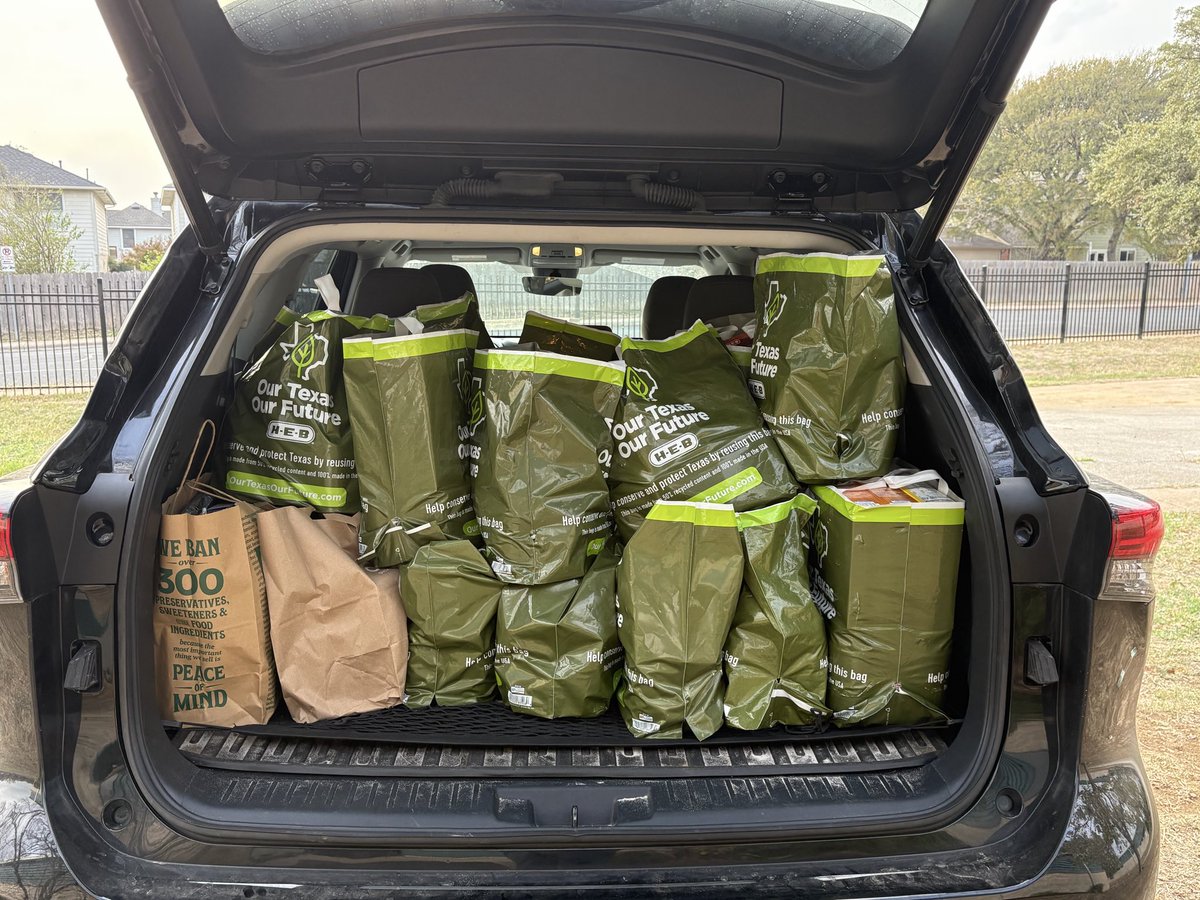 BaranoffSchool's tweet image. After reading Maddi’s Fridge, our 1st graders led a food drive and collected items for @CTXFoodBank ! So proud of these young changemakers who turned a story into action. @AustinISD @bethnewton1281 🥫🌟  #ServiceLearning