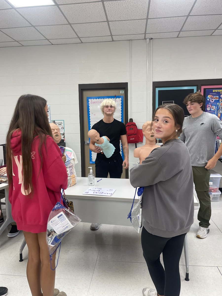 CoachTO4's tweet image. 🐺🔴 DHS 🏈 Ballers Coaching people up at SOTC tech-fest‼️ #DavisWolves @GreysonBum60276 @PierceBrendyn