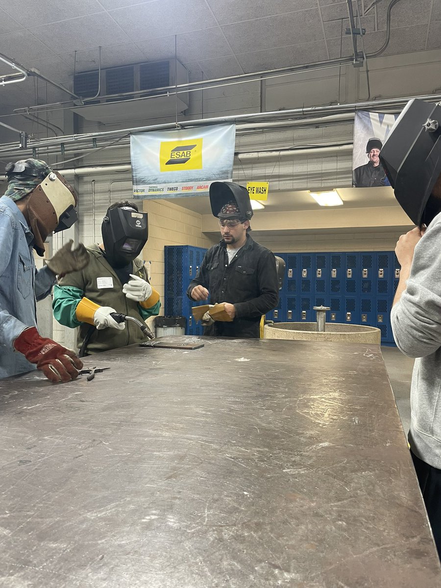 CoachTO4's tweet image. 🐺🔴 DHS 🏈 Ballers Coaching people up at SOTC tech-fest‼️ #DavisWolves @GreysonBum60276 @PierceBrendyn