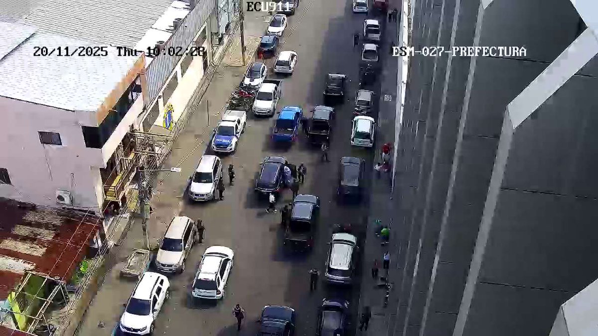 📍#Esmeraldas l Desde el sistema de Cámaras de #VideovigilanciaECU911 del <a href="/ECU911_/">ECU 911</a> brindamos acompañamiento visual a los exteriores del Salón Cívico Tácito Ortíz Urriola, por el desarrollo de la Sesión Solemne, conmemorativa a los 178 años de Provincialización de Esmeraldas,