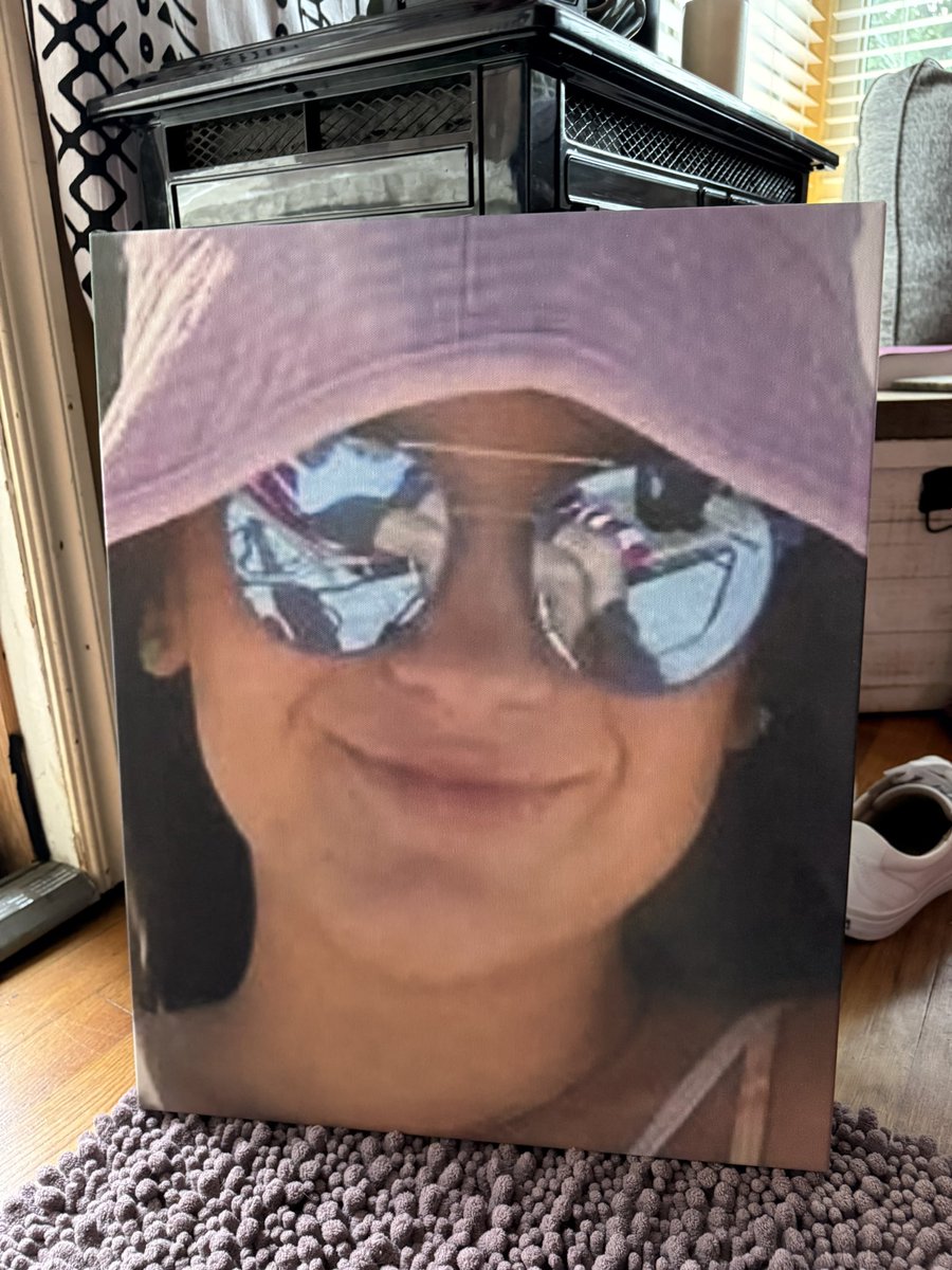 kaylee11b's tweet image. Someone sent me a 16x20 picture of my face to my public PO Box? WHY?? 😂