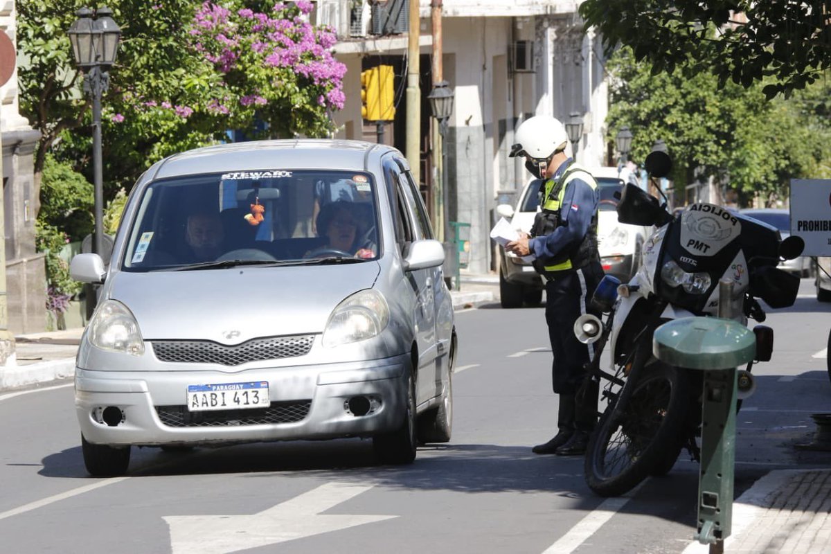 NO HAY BASE LEGAL PARA MULTAR A LOS CONDUCTORES DE BOLT.

La Ley 5016/2014 NO define a Bolt/Uber como transporte público.

No exige Licencia Profesional A para choferes de plataformas.

No existe ningún artículo que prohíba transportar pasajeros de forma privada o mediante apps.