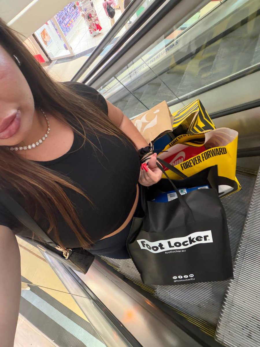Godessafroditee's tweet image. I’m as addicted as you are…
But I’m addicted to shopping and spending your money, while you’re addicted to paying for everything.

RT and comment if you’d like to carry my bags for me loser 🧎