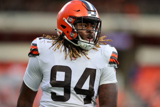 AdamSchefter's tweet image. Another deal in Cleveland: Browns and defensive end Alex Wright reached agreement today on a three-year, $33 million extension that includes $21 million guaranteed, per agents Drew Rosenhaus and Shawn O’Dare.