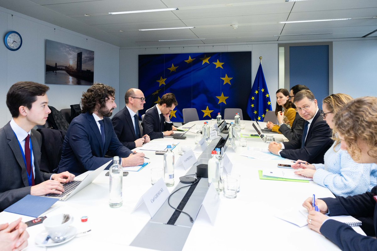 VDombrovskis's tweet image. Réunion productive avec le ministre délégué 🇫🇷 chargé de l’industrie Sébastien Martin pour discuter de notre agenda #simplification, essentielle pour booster notre #compétitivité.

Nous sommes aussi d’accord sur l’importance de renforcer notre base industrielle. 📈
