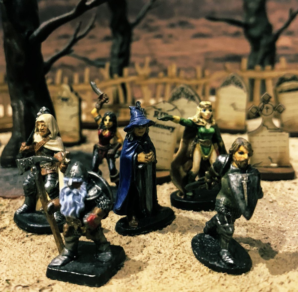 Low Magic Ageの情報調べながらパーティ編成考えてて、ふと自分のメタルフィギュアで6人編成するとしたらどーなるかな？と頭をよぎったので色々考えた結果、デスグロ「異端なる死の儀式」で使った6人になるなと思い至った。
バランスの良さと脳内でのキャラクター会話の面白さなど考慮に入れての判断🌝