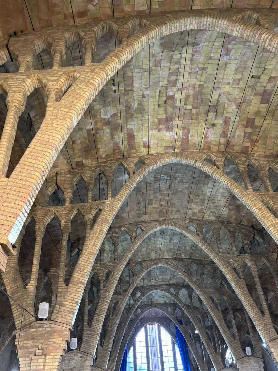 Parlant de Cèsar Martinell, he tingut la sort d visitar el Celler modernista d Sant Guim d Freixenet, una obra seva. He quedat bocabadat, i cal q tothom s’impliquin x a donar nova vida al “Sindicat”. L’obra s’ho val!