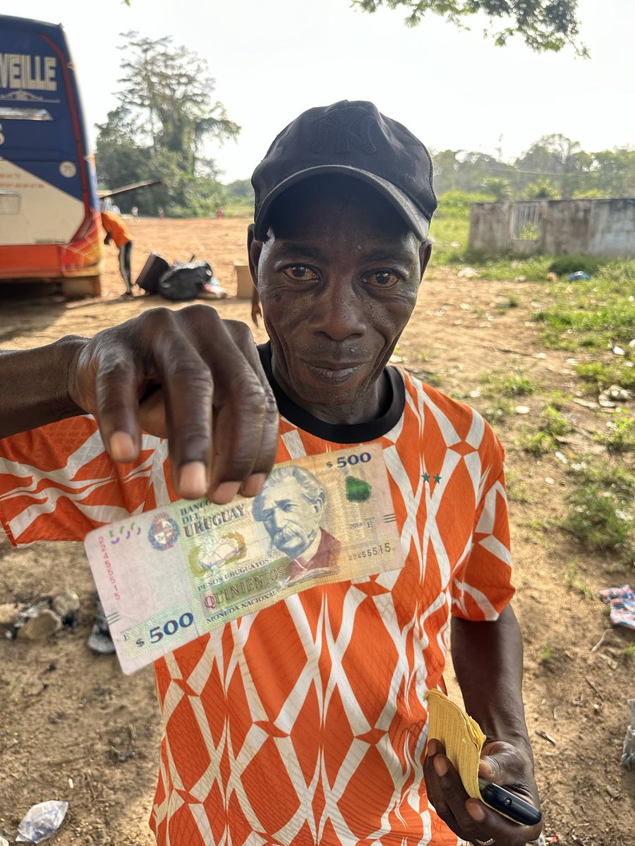 Frontera Liberia - Costa de Marfil. Estoy con una camiseta que dice Uruguay en la espalda entonces uno que estaba ahí vino corriendo. 

“Tengo un billete de Uruguay”

Necesito encontrar al compatriota que hizo semejante donación anda a saber cuando 🤣