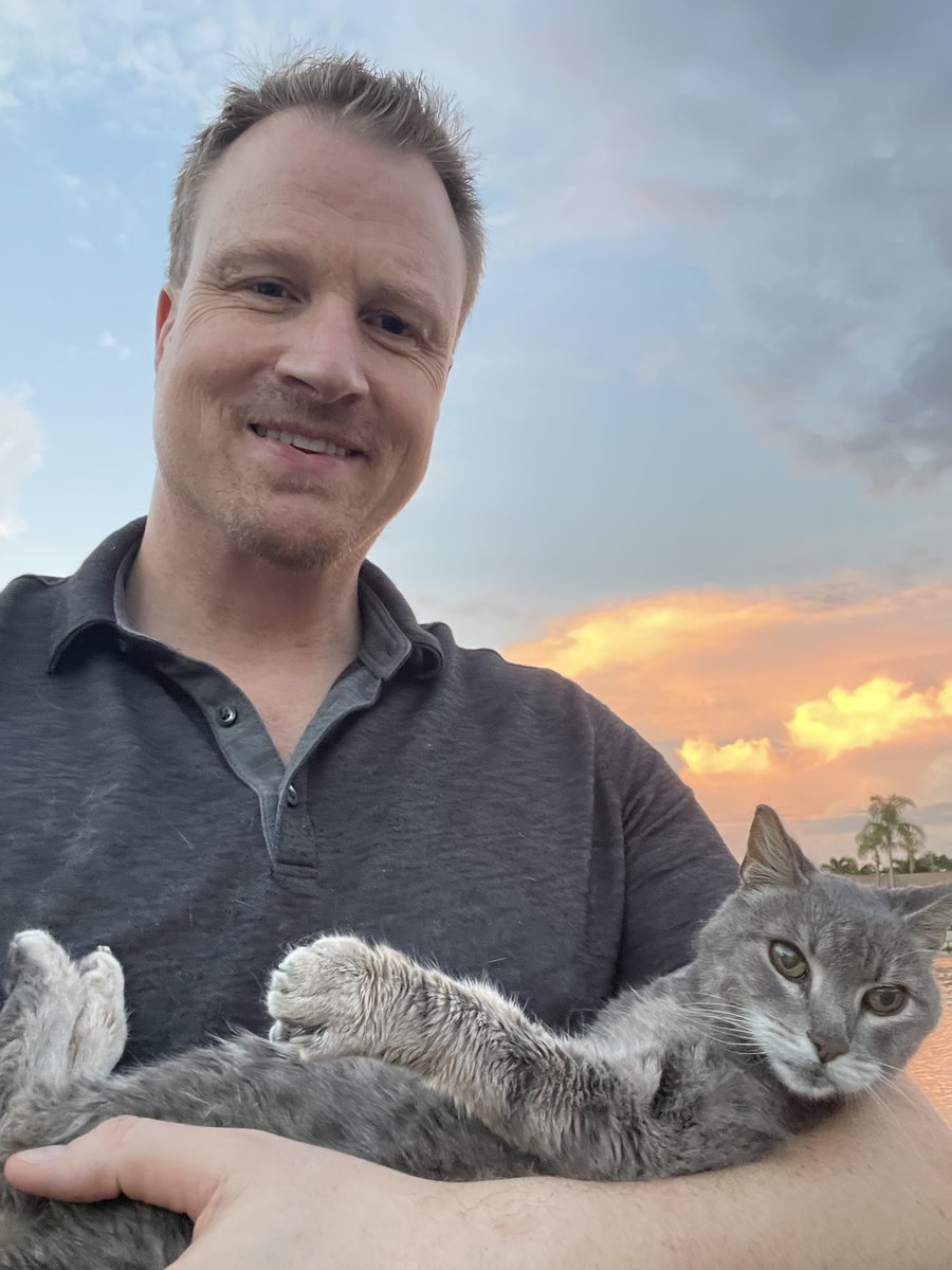 CraigBrockie's tweet image. I lost one cat to cancer. Nearly lost another to diabetes. My purebred lab was constantly sick with allergies and infections.

All three were eating &quot;premium&quot; pet food recommended by vets.

Here&apos;s everything I wish I&apos;d learned sooner:

1. Feed them a clean, low-carb diet.

Our…