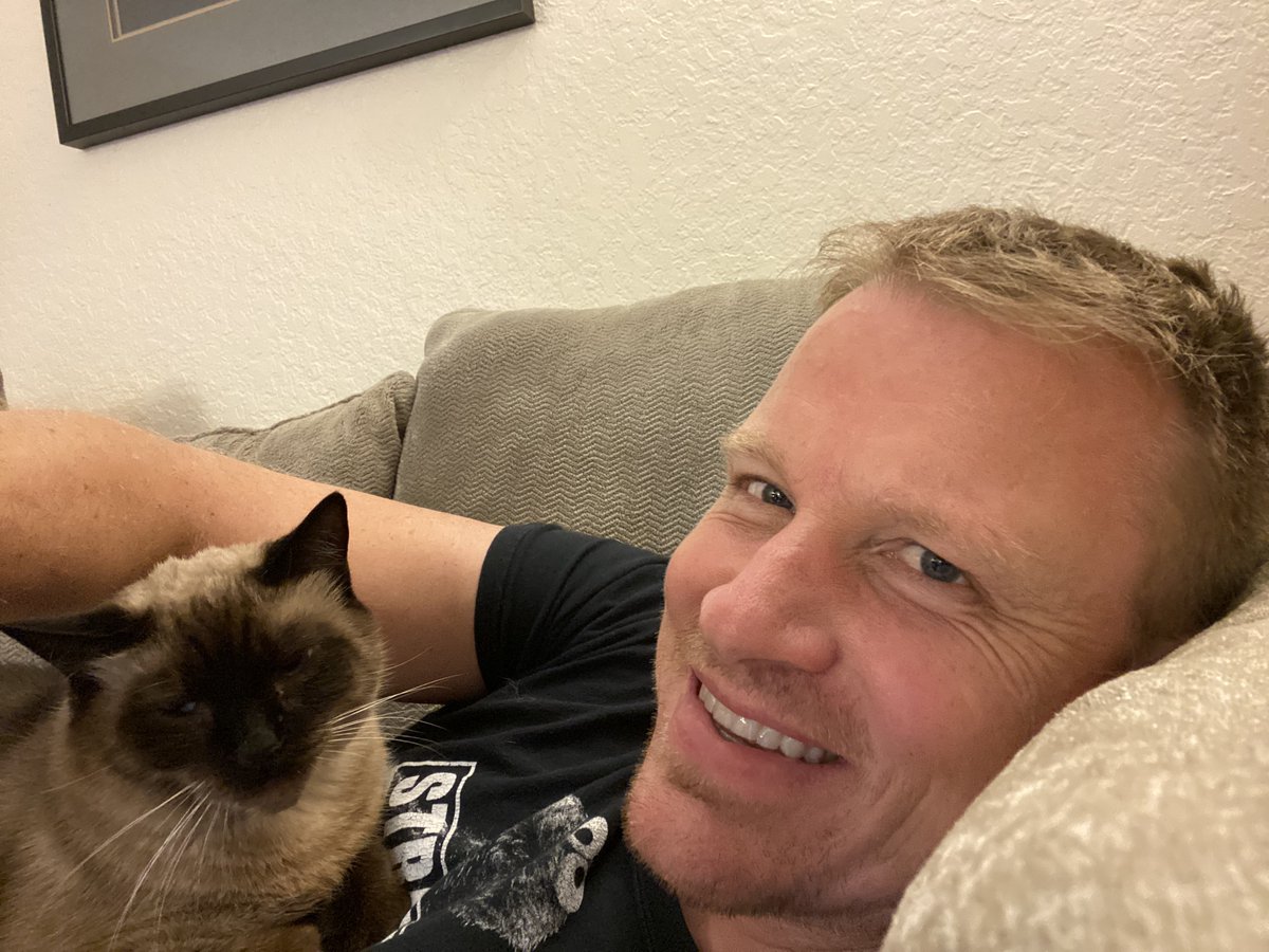 CraigBrockie's tweet image. I lost one cat to cancer. Nearly lost another to diabetes. My purebred lab was constantly sick with allergies and infections.

All three were eating &quot;premium&quot; pet food recommended by vets.

Here&apos;s everything I wish I&apos;d learned sooner:

1. Feed them a clean, low-carb diet.

Our…