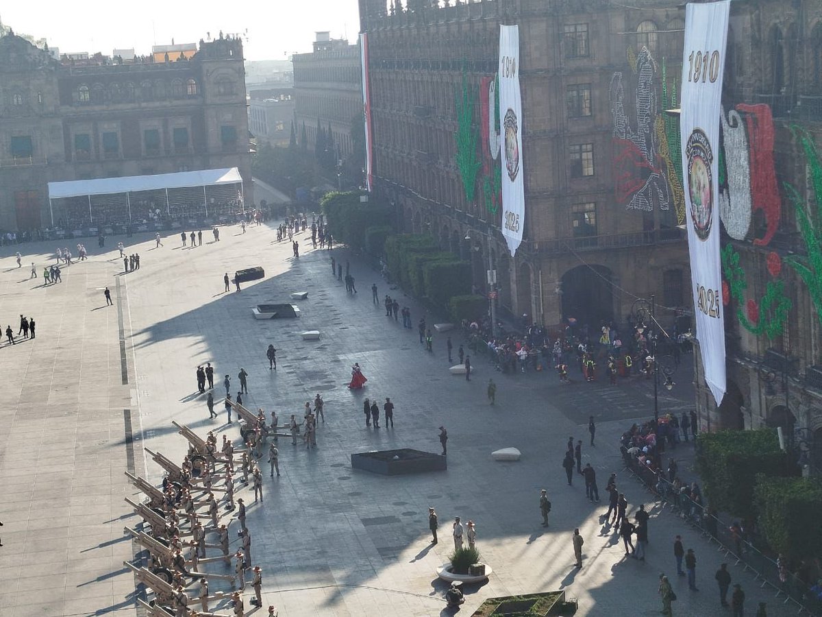 HalconOnce's tweet image. Alistan los últimos detalles para dar inicio al #desfile por el 115 aniversario de la #RevoluciónMexicana en la plancha del #Zócalo de la #Cdmx.