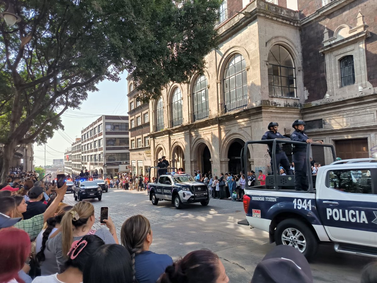 linea_caliente_'s tweet image. #Local | Las familias morelenses disfrutan del desfile cívico-deportivo en conmemoración del 115 aniversario de la Revolución Mexicana en el centro de #Cuernavaca