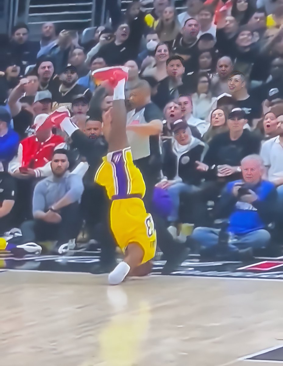 There’s absolutely no reason for a 40 year old man to be doing this on the court.

Bron is crazy 😭 