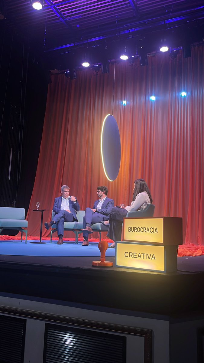 Se cierra #BurocraciaCreativa con <a href="/jdiazalmeida/">Jorge Diaz</a> <a href="/compresidencia/">Presidencia Uruguay</a> y Pablo Rolando de <a href="/AgendaCAF/">CAF</a>, moderado por Marcela Morales de <a href="/JAB_uy/">JAB!</a> 🤩