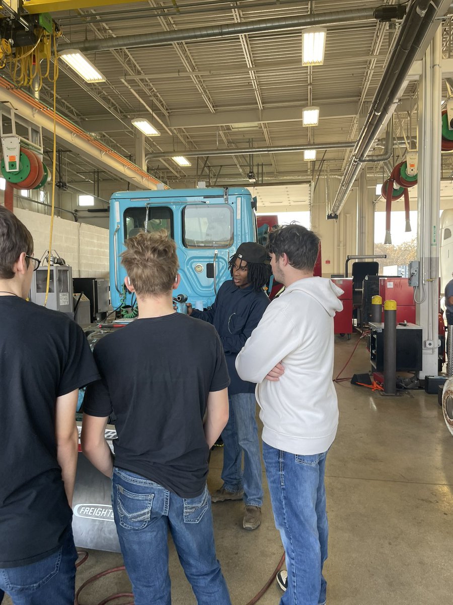 CoachTO4's tweet image. 🐺🔴 DHS students helping the next one in Line at SOTC Tech-Fest‼️ #DavisWolves