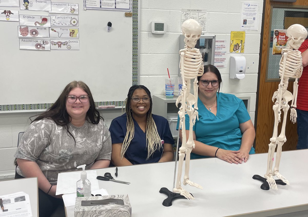 CoachTO4's tweet image. 🐺🔴 DHS students helping the next one in Line at SOTC Tech-Fest‼️ #DavisWolves