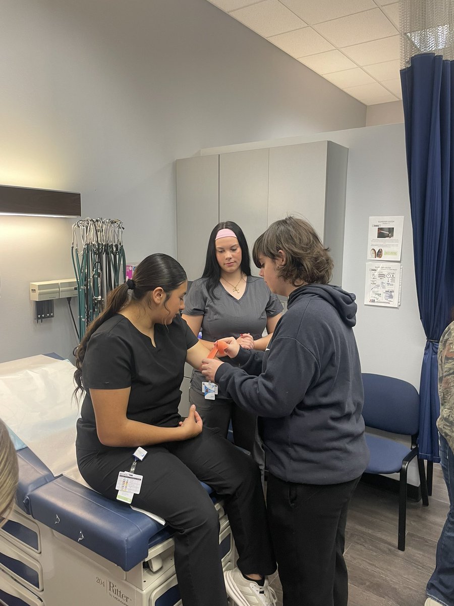 CoachTO4's tweet image. 🐺🔴 DHS students helping the next one in Line at SOTC Tech-Fest‼️ #DavisWolves