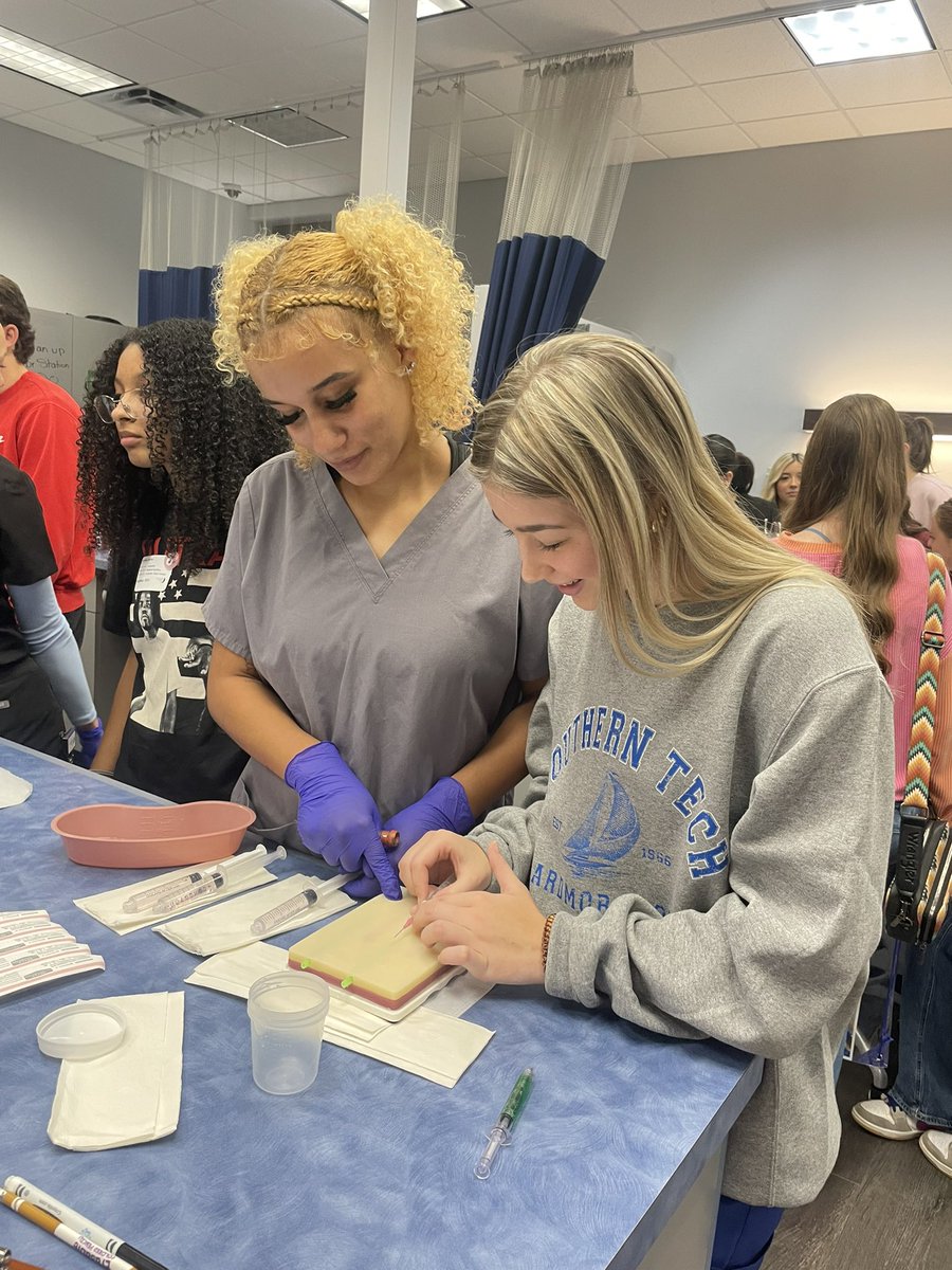 CoachTO4's tweet image. 🐺🔴 DHS students helping the next one in Line at SOTC Tech-Fest‼️ #DavisWolves