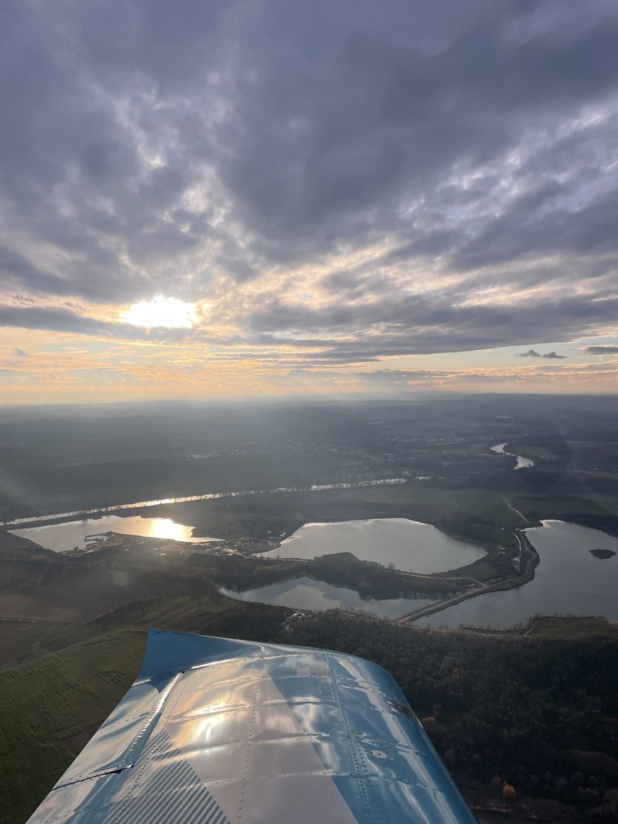 Konečně začíná ta doba, kdy je podle mě nejhezčí lítání, když už počasí dovolí – zima. Zimní opar s chladným světlem, který hraje barvama, všechno spí, sníh… já tak doufám, že ještě všechno tohle v zimě stihnu. 🖤