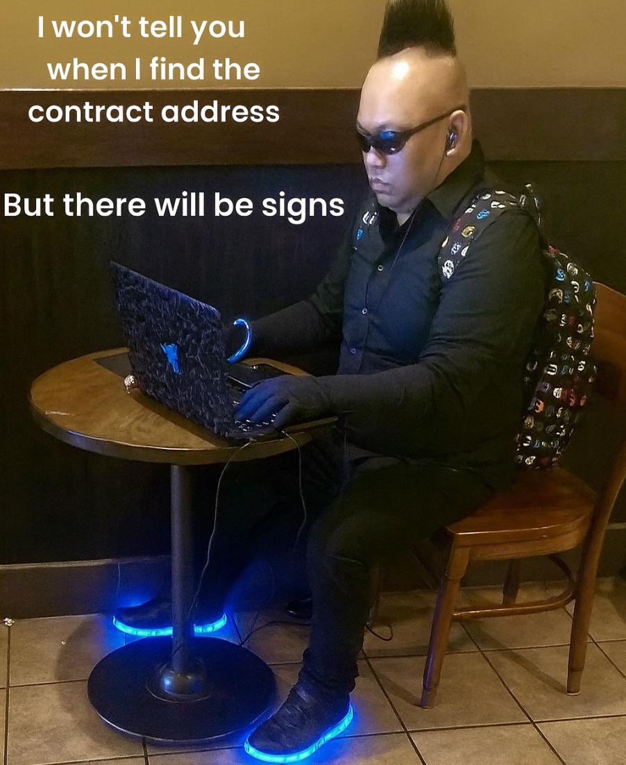 一个人在笔记本电脑前的梗图，文字：我找到合约地址时不会告诉你，但会有迹象