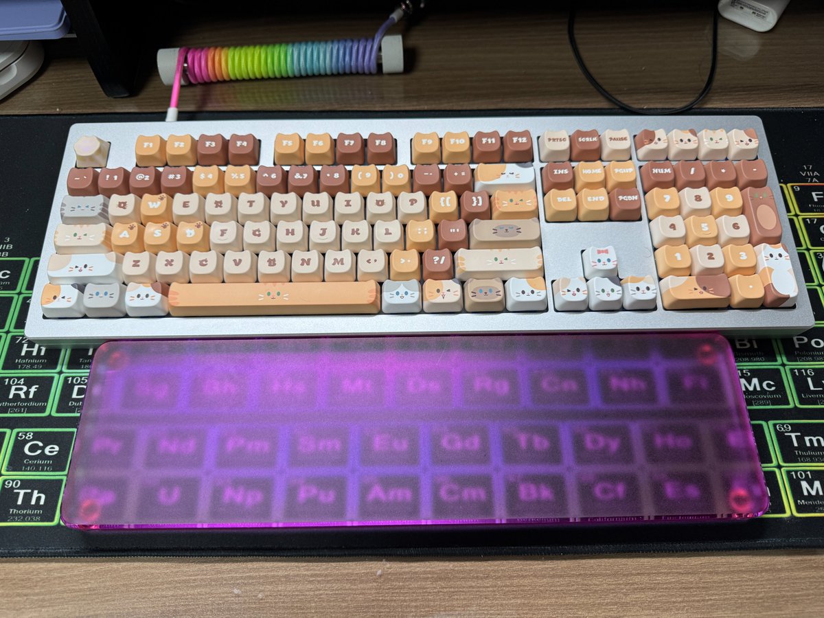 ephemerahan's tweet image. 텐키가 필요해서 텐키리스 키보드에서 풀배열 키보드로 넘어오면서 키캡 청소도 해줬다.

풀배열에 맞는 팜레스를 사야하는 불편함이 생겼지만 일할땐 훨씬 낫네...

#monsgeek #M5W