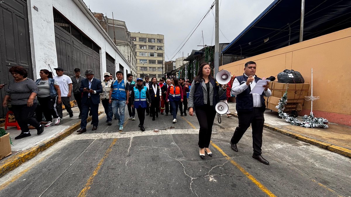fiscamml's tweet image. Realizamos un recorrido por las calles de #MesaRedonda y #MercadoCentral, conjuntamente con diversas áreas de la #MML y diversas instituciones como el #MinisterioPúblico, sensibilizando sobre la prohibición de productos pirotécnicos.