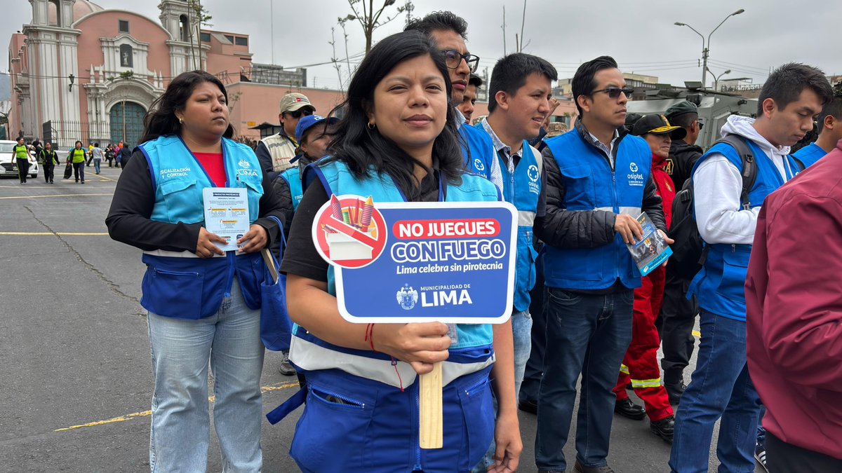 fiscamml's tweet image. Realizamos un recorrido por las calles de #MesaRedonda y #MercadoCentral, conjuntamente con diversas áreas de la #MML y diversas instituciones como el #MinisterioPúblico, sensibilizando sobre la prohibición de productos pirotécnicos.