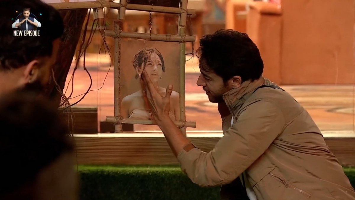 7_Harsh_Words's tweet photo. PICTURE MOMENT OF THE SEASON 🫶

“Hua Hai Aaj Pehli Baar” bajte hi Gaurav ka reaction dekhne layak tha, khud ko rok hi nahi paaya. 🥹

#GauravKhanna #BiggBoss19 #BB19 https://t.co/TnmYfAzosi