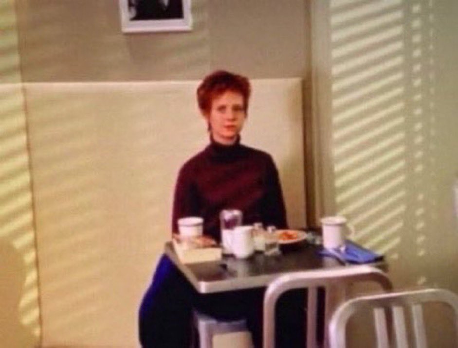 wavearpp's tweet image. dois dos ciclos mais importantes da minha vida se fechando no mesmo mês preciso que as coisas parem de mudar e que as pessoas parem de ir embora