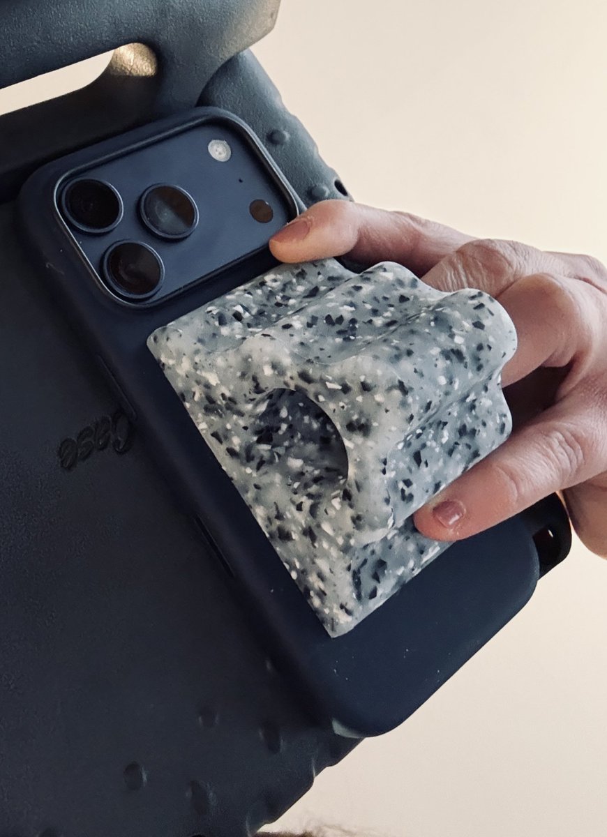 jordynbzim's tweet image. So excited to try this new Hikawa iPhone Grip and Stand. Created by Bailey Hikawa &amp;amp; informed by iPhone users with a wide range of disabilities, it supports many ways of holding, propping-up, and using iPhone. Check it out!📱 apple.com/shop/goto/hika…
#Accessibility #LimitedEdition