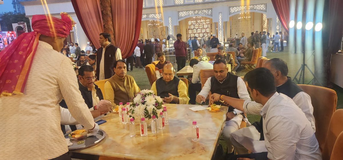 MlcSuresh's tweet image. आज पश्चिमी उत्तर प्रदेश क्षेत्रीय अध्यक्ष मा० श्री सत्येंद्र सिसौदिया जी के सुपुत्र के लगन-सगाई समारोह में शामिल हुआ।। 

नवयुगल को हार्दिक बधाई एवं उज्ज्वल भविष्य की अनंत शुभकामनाएँ।
#sureshkashyap