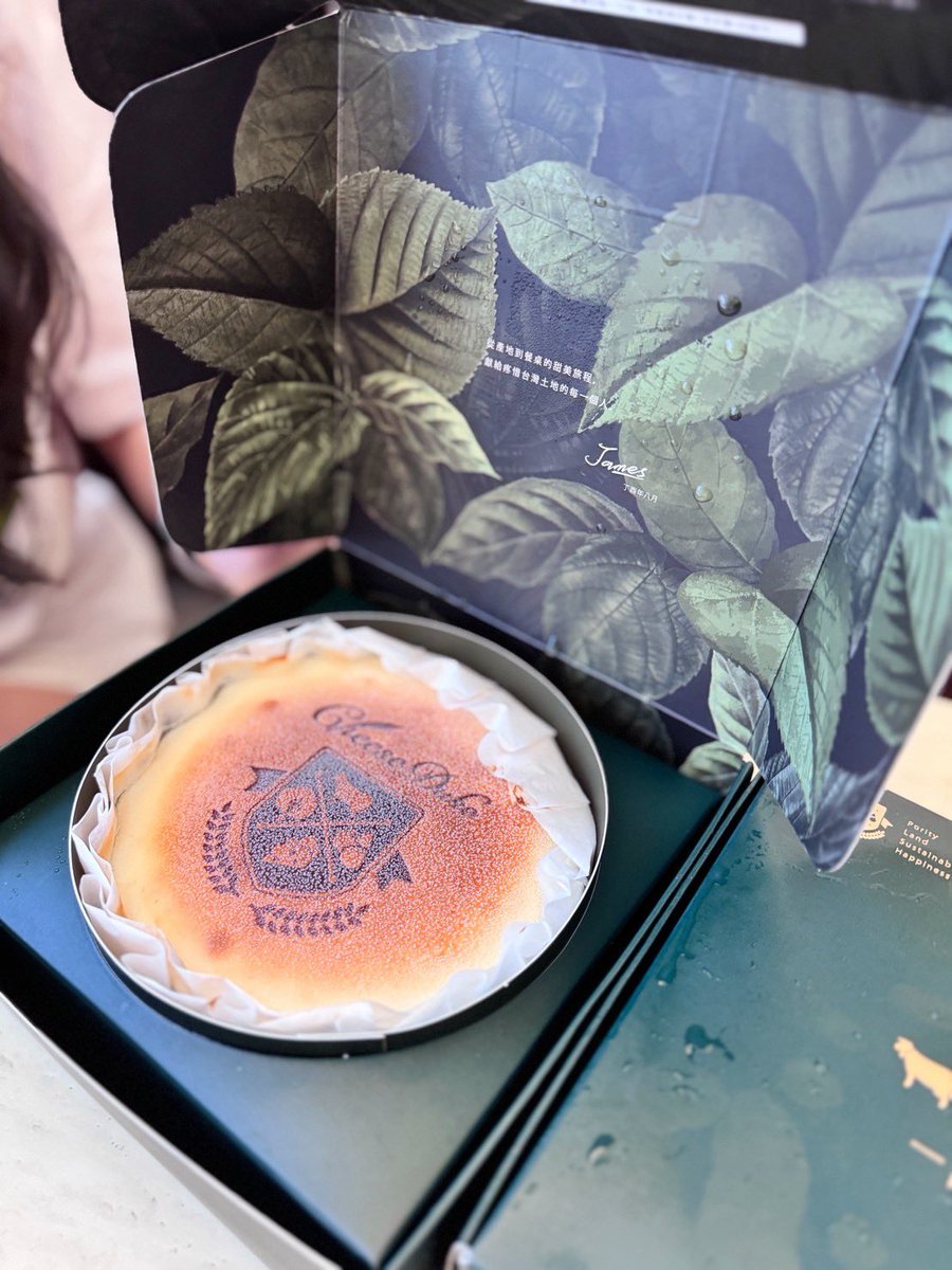 IEObserve's tweet photo. 超扯的Nano Banana Pro
我丟給他照片然後給他這個prompt

幫我把這個起士公爵的蛋糕用成非常專業的廣告照，光影和角度都呈現出一種高級的美味感，呈現出起士公爵的4D減法工法：不加奶油、不加鮮奶油、不加澱粉、不加水

他就生出左邊那張圖 https://t.co/WX6yNFmoEe