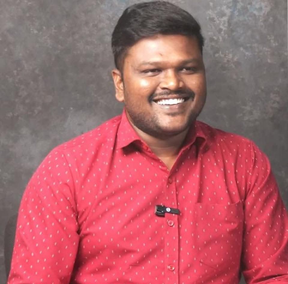 xsujeev44486's tweet image. யார் ஊடகவியலாளர்?

👉 துணித்து ஆளும் கட்சியின்  குறைகளை சுட்டி காட்டும் @Ahmedshabbir20 ? 

👉 முழு நேர திமுக முட்டு youtube நடத்தும் @KariKalankiru ?