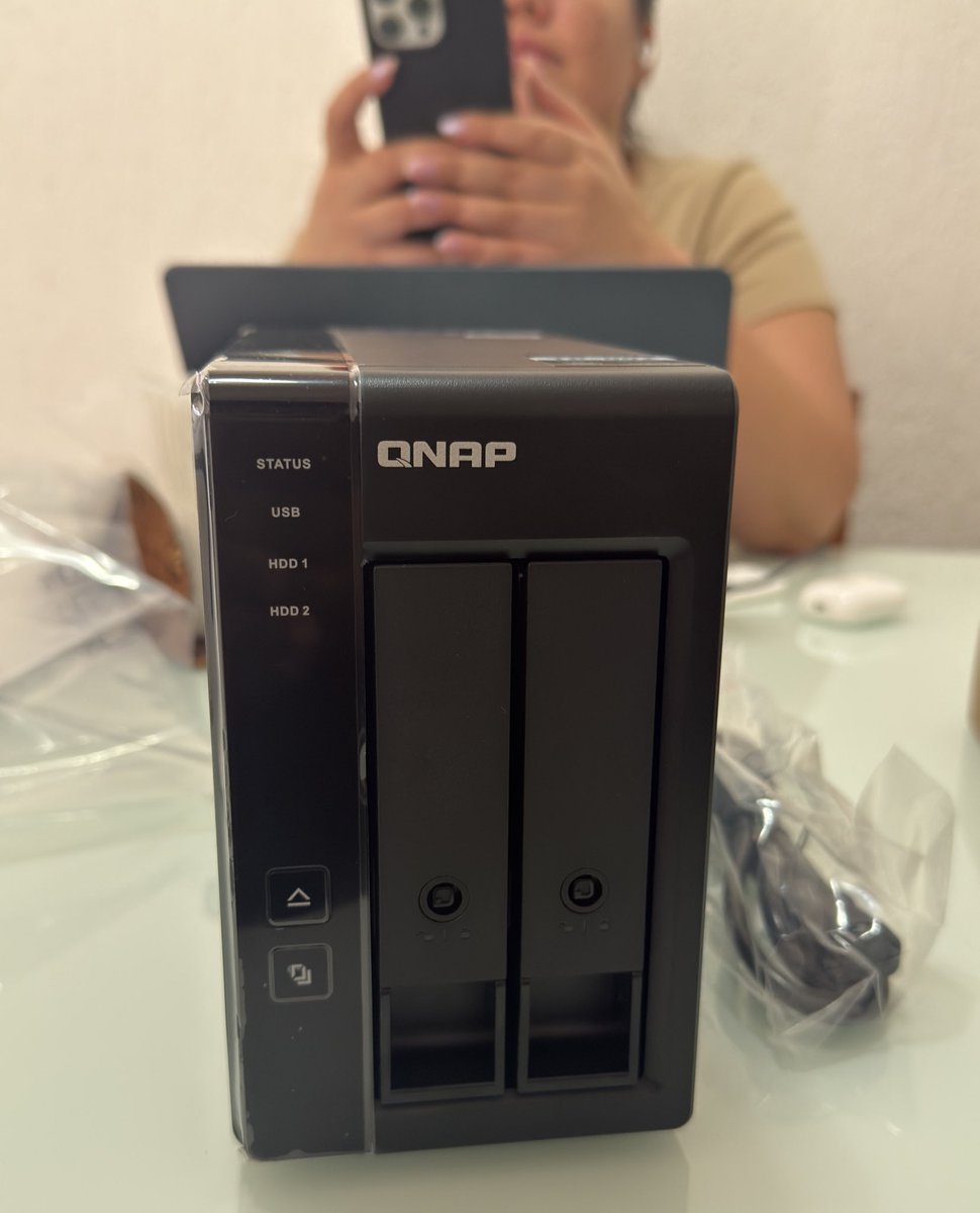 oprimodev's tweet photo. minha esposa disse que eu conseguisse 1000 likes nos stories pedindo o NAS ela me dava como um dos presentes de aniversario de casamento.

ela importou um NAS dos EUA mesmo kkkkkkkkkkkkkkkk https://t.co/oS0FyP8yf6