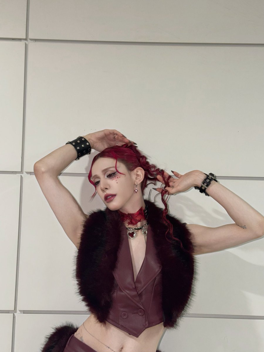 sehnisweet's tweet image. LOSING MY MIND SHES SO FUCKING BEAUTIFUL