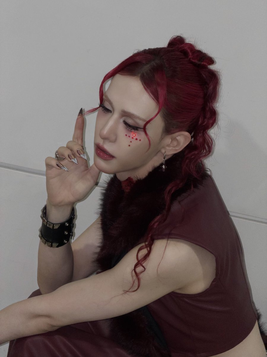 sehnisweet's tweet image. LOSING MY MIND SHES SO FUCKING BEAUTIFUL