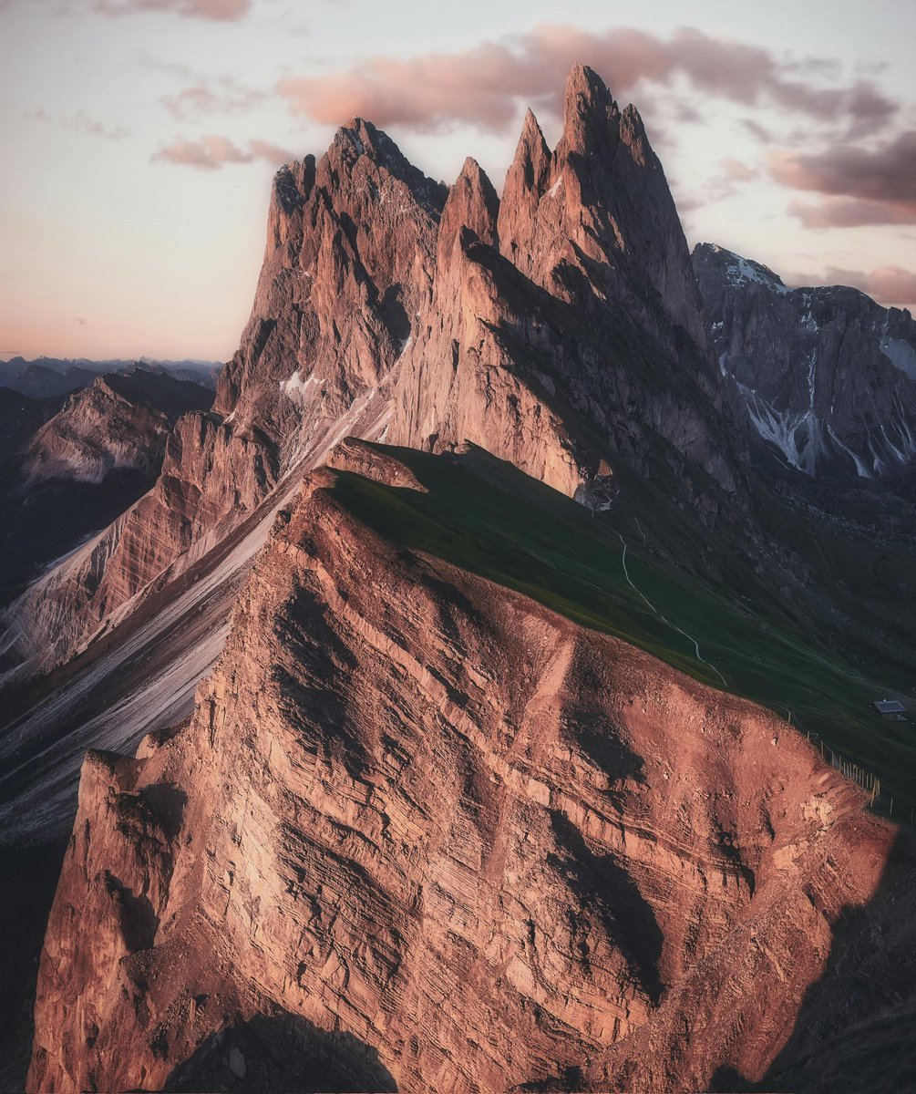 Mind_Essentials's tweet image. Apparently, if you can see two people dancing, you&apos;re left-brained, and if you can see a bowl of fruit, you&apos;re right-brained.