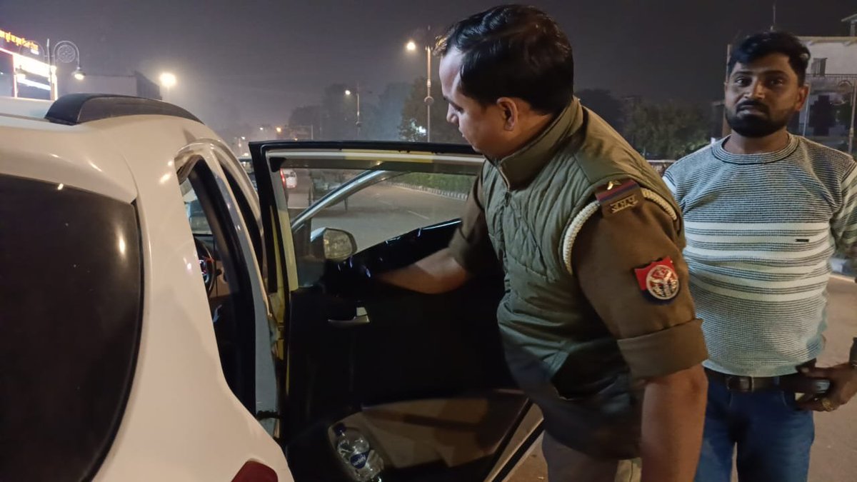 bstvlive's tweet image. अयोध्या: PM मोदी के दौरे से पहले अयोध्या में सुरक्षा कड़ी

➡25 नवंबर को प्रधानमंत्री मोदी का अयोध्या दौरा
➡सिविल लाइन चौराहे पर पुलिस ने की वाहन चेकिंग
➡चारपहिया वाहनों पर लगी काली फिल्म हटवाई गई
➡नियमों का पालन न करने वालों पर कार्रवाई हुई 

#AyodhyaSecurity #PMModiVisit…