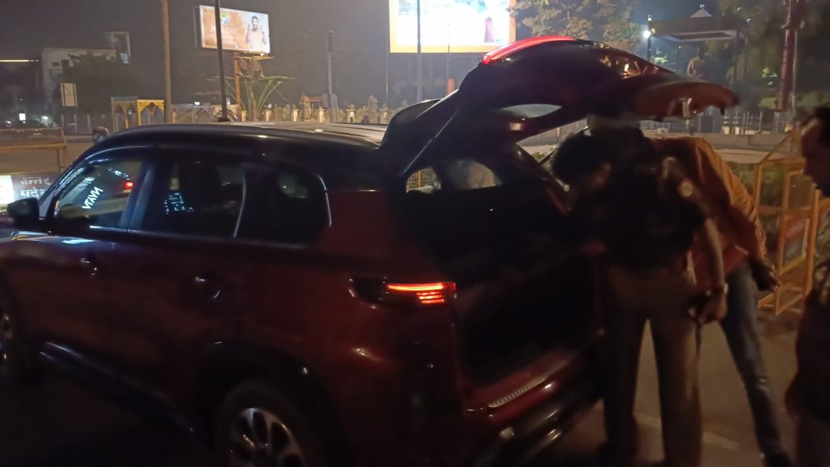 bstvlive's tweet image. अयोध्या: PM मोदी के दौरे से पहले अयोध्या में सुरक्षा कड़ी

➡25 नवंबर को प्रधानमंत्री मोदी का अयोध्या दौरा
➡सिविल लाइन चौराहे पर पुलिस ने की वाहन चेकिंग
➡चारपहिया वाहनों पर लगी काली फिल्म हटवाई गई
➡नियमों का पालन न करने वालों पर कार्रवाई हुई 

#AyodhyaSecurity #PMModiVisit…